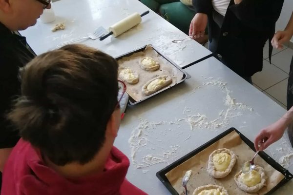 2023-04-05 Osterbrot backen Volkssolidarität (12)