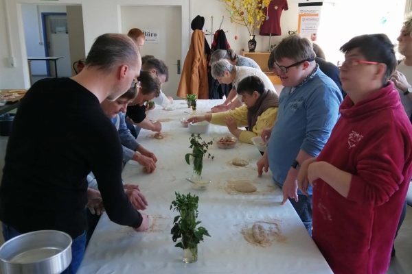 2023-04-05 Osterbrot backen Volkssolidarität (3)